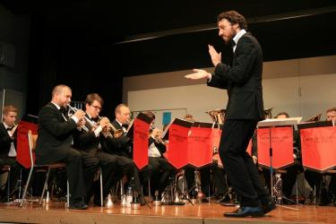 Energiegeladen: Dirigent Tristan Uth entlockt der Brass Band Fricktal Höchstleistungen.