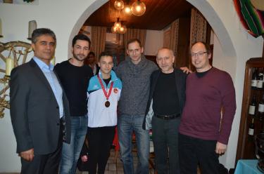 Zu den Gratulanten des Karate Europameisters Luca Spitz gehörte (von links) der Präsident des Schweizer Karateverbandes Zübeyir Sahin, Trainer Murat Sahin und neben Luca Spitz die Gemeinderäte Marcel Würsten und Kurt Bächtold (Sisseln) und Christian Rüde (Laufenburg).
