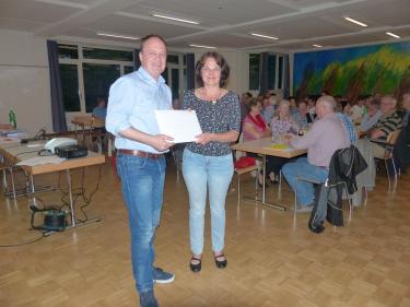 Judith Hermes, SP Gipf-Oberfrick, übergibt Patrick Bringold, Präsident EGO und Verwaltungsrat EOF, die Petition. Foto: zVg