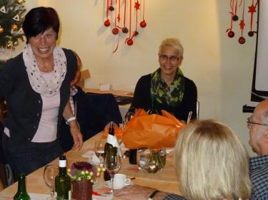 Das bestehende Dreier-Team der Wanderleitung bekommt Unterstützung. Marianne Schraner aus Sulz (stehend links) hat die entsprechende Ausbildung sehr erfolgreich absolviert. (Foto: zVg)