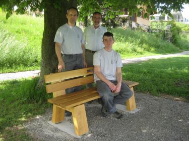 Hanspeter Reimann (von links), Gemeinderat Ruedi Berner und Schreinerlehrling Simon Bläsi.
