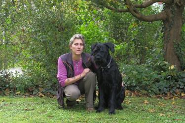 Seine Nase ist Gold wert – Perry und Frauchen Corinne Käser.