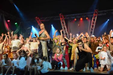 Am Ende der Show fanden sich nochmals alle Darsteller auf der Bühne zusammen und tanzten mit dem Publikum.