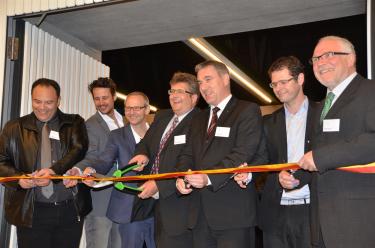 Carlo Alfano (von links), Stephan Buehrer, Adrian Kloter, René Leuenberger, Alex Hürzeler, Oliver Brandenberger und Rudolf Lüscher durchschnitten das Band.