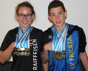 Lena und Lino Wunderlin mit ihrer Beute aus den Kantonalen Meisterschaften. (Foto: zVg)