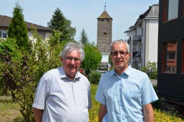 Ingenieur und Geometer Franz Koch (links) und Martin Steinacher, Präsident der «WOBAG Wohnbauförderung Gansingen AG» hoffen, das Baugesuch für das «Flütihuus» bis Ende Juli/Anfang August einreichen zu können.