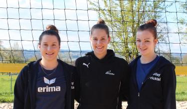 Die drei Mädchen können an der Qualifikation frei aufspielen. «Wir haben nichts zu verlieren», erklärt Aline Marti (rechts). Sie tritt zusammen mit Jill Frangi (mitte) an, Rebekka Merkofer mit Nationalspielerin Paula Widmer.