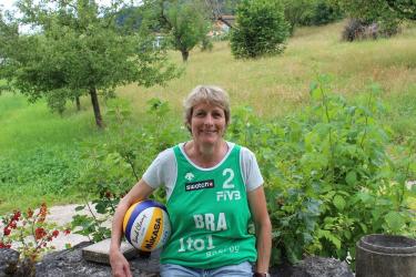 Silvia Müller in ihrem Garten in Erlisbach. Ihre Leidenschaft ist das Beachvolleyball, seit sieben Jahren hilft sie als Volunteer und hat einige Sammelstücke bereits. Im Bild trägt sie das Shirt von Alison. Foto: Melanie Kägi