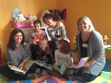 Viel Spass beim gemeinsamen Lesen in der Spielecke des Familienzentrums Elfe: Kinder und das Elfe-Team Sandra Galli (von links), Marizka Fürer und Tanja Schwaiger.