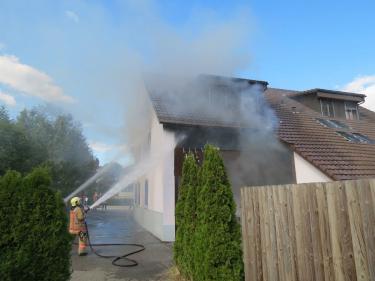 Die Feuerwehr hatte den Brand rasch unter Kontrolle (Foto: zVg)