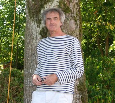Kaspar Lüscher unter dem Lindenbaum, gegenüber vom Gasthaus Rössli in Gipf-Oberfrick. Foto: Susanne Hörth
