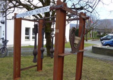 Ein Kunstwerk «landete» im Garten des Gipf-Oberfricker Gemeindehauses. Am überraschenden «Geschenk» hatte die Gemeindebehörde keine Freude.