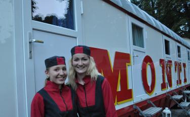 Fricktalerinnen im Circus Monti: Claudia Hochreuter (links) und Laura Stäuble in ihrer Arbeitskleidung beim Circus Monti. (Foto: zVg)