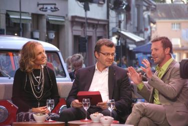 Moderator Nik Hartmann erläutert Franco Mazzi und Natascha Badmann die Stadtaufgabe.