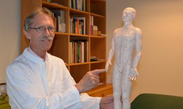 Pius Blum behandelt seine Patienten mit Akupunktur, Chinesischen Kräutern und Bachblüten.