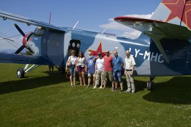 Die Antonov 2 mit einer Gruppe Passagieren, mit Bart der Presseverantwortliche des D-Day-Vereins Sisseln Roland Sütterlin.