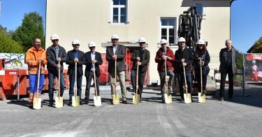 «Nun geht es ernsthaft los», freuen sich die Bauverantwortlichen beim Spatenstich zum erweiterten Gemeindehaus. Foto: Susanne Hörth