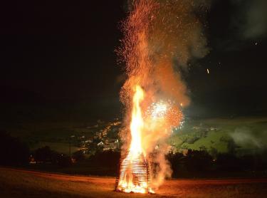 Eine schöne Tradition, die «Höhen»-Feuer am Nationalfeiertag. Aus Sicherheitsgründen wird das Feuer in Sulz diesmal an einem anderen Standort sein. (Leserfoto: Edwin Rüede, Sulz)