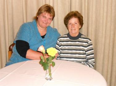 Betreuerin Susanne Würsch (links) nimmt sich Zeit für Frau K. Foto: zVg