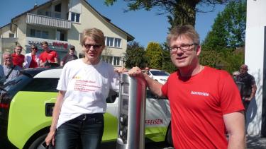 Regine Leutwyler, Gemeindeammann von Gipf-Oberfrick, und Marc Jäger von der Raiffeisenbank präsentieren die neue Elektroauto-Ladestation. Foto: Lukas Müller
