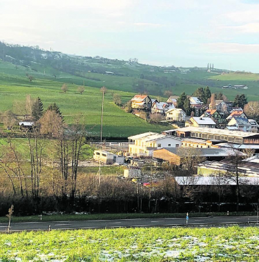 Im Vordergrund die Landstrasse, in der Bildmitte die Profilstange für den geplanten Neubau einer Mobilfunkantenne in Gipf-Oberfrick. Foto: Simone Rufli