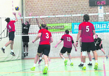 Die Volleyballer von Volley Smash 05 Laufenburg-Kaisten (in Rot) mussten mit vielen Abwesenden klarkommen. Foto: zVg