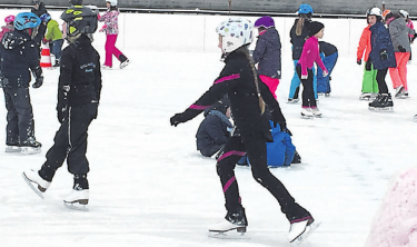 Freude: Die Wandtafel und das Schulbuch mit der Eislaufbahn getauscht. Foto: zVg