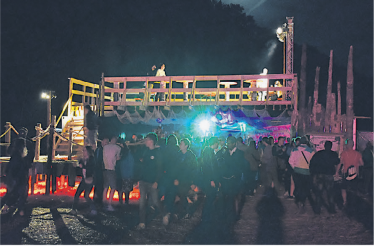 Im Barbarossas Hafen feierten die Leute zu Goa Musik.