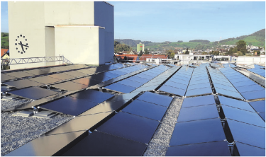 Das mit PV-Modulen gedeckte Kirchendach in Gipf-Oberfrick. Foto: zVg