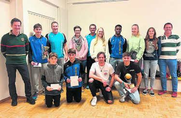 Die ausgezeichneten Leichtathletinnen und Leichtathleten mit ihren Coaches. Foto: zVg