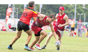 Pasqual Neuweiler (Mitte) wird von einem belgischen Spieler berührt und muss den Ball ablegen. Foto: zVg