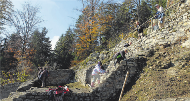 Auch die Kleinsten halfen bei der «Ruine-Putzete» mit. Foto: Andrea Marti