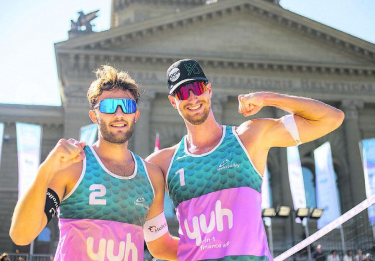 Leo Dillier (links) und Adi Heidrich freuen sich vor dem Bundeshaus über ihren Schweizermeistertitel. Foto: zVg