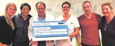 Celina Haberstich (von links), Roza Polat, Professor Nicolas von der Weid, Annette Schneider, Adrian Küng und Pia Facci bei der Checkübergabe. Foto: zVg