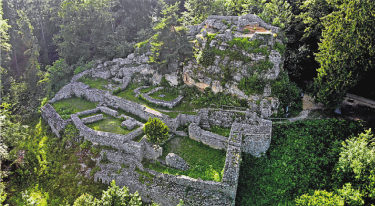 Luftaufnahme der Ruine Alt-Tierstein. Foto: zVg
