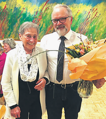 Pius Allemann überreicht der Jubilarin Gisela Suter einen Blumenstrauss. Foto: zVg