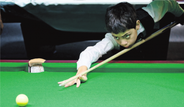 Jenson Schmid hochkonzentriert am Snooker-Tisch… Fotos: zVg