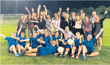 Das Korbballteam Obermumpf-Möhlin mit seinen Fans. Foto: zVg