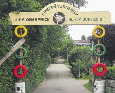 An den Festplatzeingängen begrüsst eine originelle Deko die Turnerfamilie. Foto: zVg