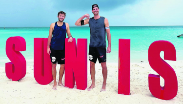 Leo Dillier (links) und Adi Heidrich freuen sich auf den Malediven über ihren ersten Top-10-Platz auf der Beach Pro Tour. Foto: zVg