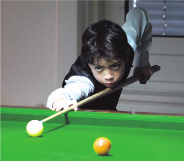 Jenson Schmid aus Gipf-Oberfrick ist erst 10 Jahre alt, sorgt in der Snooker-Szene aber bereits für Aufsehen. Foto: zVg