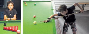 Kleiner Mann am grossen Tisch, und das mit beachtlichem Erfolg: Jenson Schmid, Snooker-Talent. Fotos: zVg