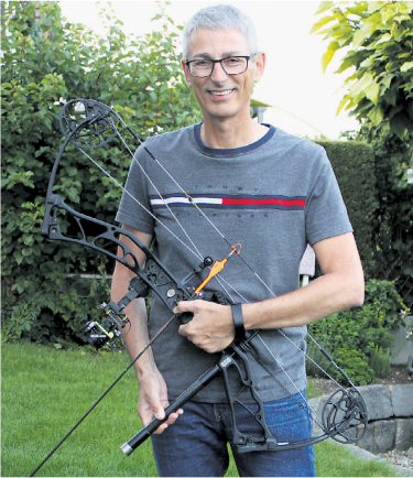 Die Natur, Ruhe und gute Kollegenschaft reizen Roland Keller aus Gipf-Oberfrick am Bogenschiessen im Freien. Foto: Birke Luu