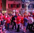 Die «deutschen Schweizer» marschieren in die Marktgasse ein. 151 sind gekommen – die Wette war gewonnen!
