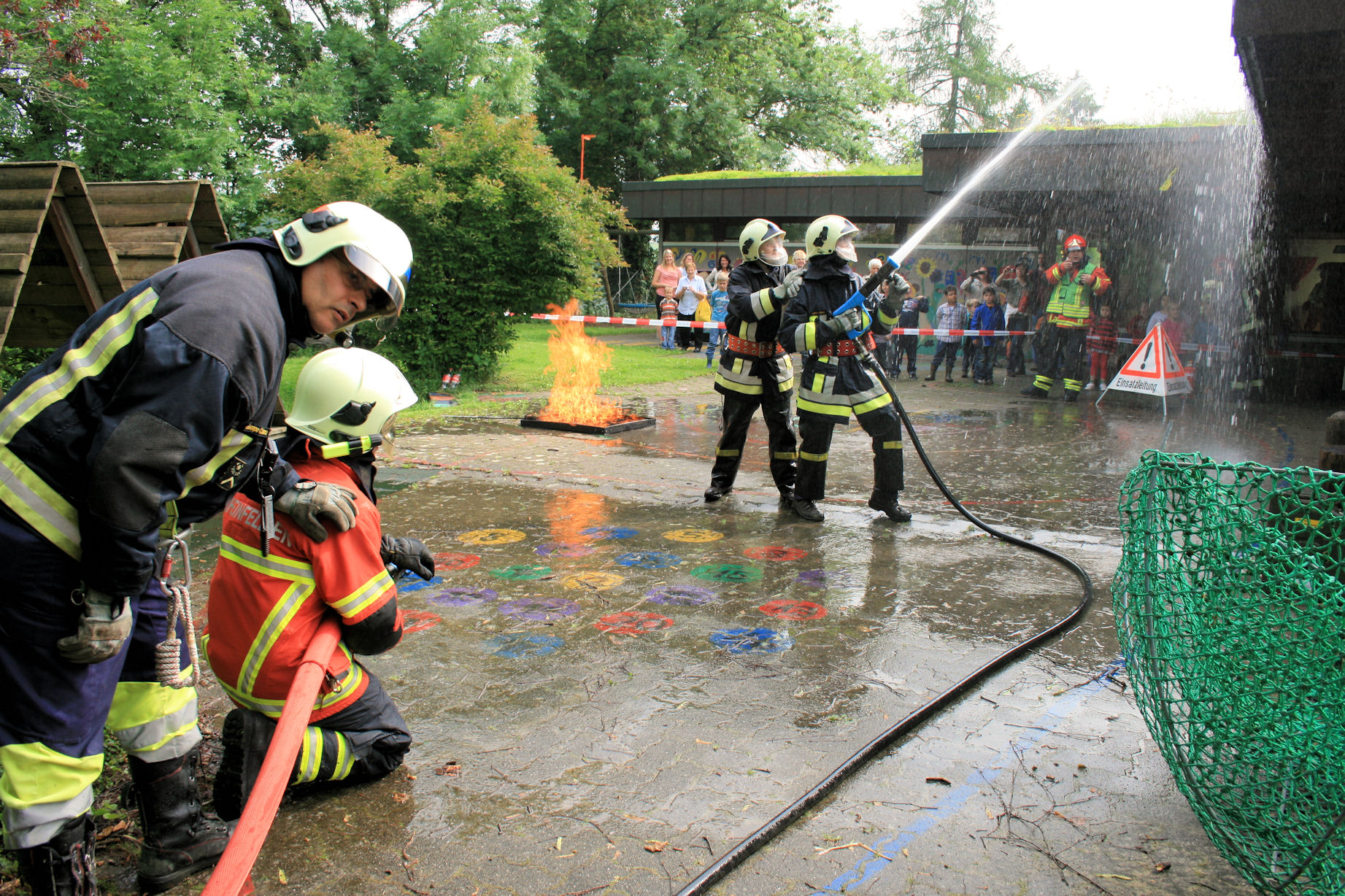 Neue Fricktaler Zeitung | Feuerwehr im Kindergarten