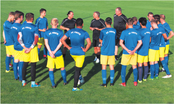 «Die erste Mannschaft vom FC Frick setzt alles daran, den direkten Wiederaufstieg in die 2. Liga zu schaffen» – so schrieb es die NFZ vergangenen September, nachdem das Team einen Blitzstart hingelegt hatte. Das Bild zeigt die Equipe zusammen mit dem Trainerduo Gerry Guarino (von links) und Samuele Drakopulos sowie Sportchef Hansi Brühlmann. Foto: Archiv NFZ