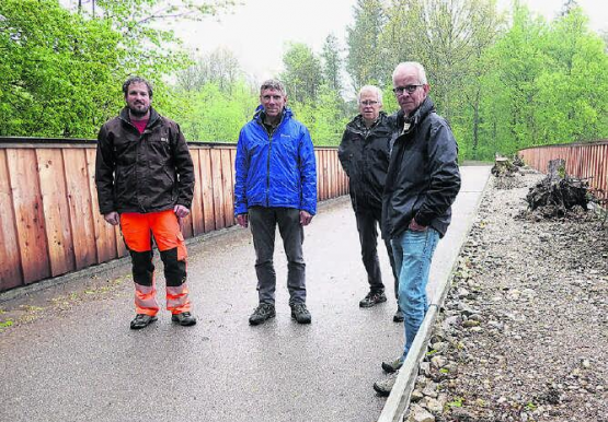 Der Grünstreifen in Rheinfelden ist weitgehend fertiggestellt. Am Freitag fand die Abnahme im Beisein von Bruno Staudacher (von links), Kurt Steck, Thomas Gremminger und Viktor Oeschger statt. Die eigene Brücke für Wildtiere in Zeiningen kann hingegen nicht so schnell realisiert werden. Foto: Valentin Zumsteg