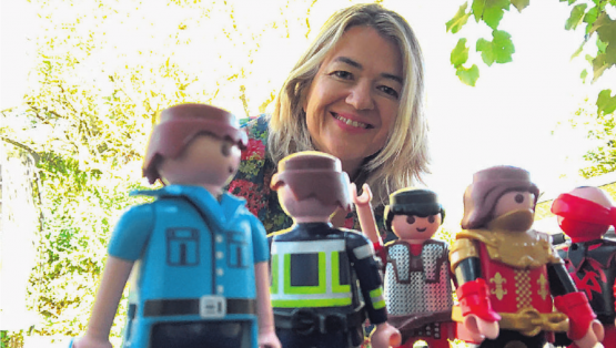 Das sagt Gaby Gerber zu diesem Foto: «Im Garten mit den Spielsachen der Kinder. Begründung: Die Welt mit den Augen der Kinder zu betrachten ohne Schablonen, unbefangen und mit Leichtigkeit, tut uns allen gut. Kinder lachen 20 Mal so oft wie Erwachsene, sind neugierig, kreativ und lehren uns die wichtigste Lektion: lebe jetzt!» Foto: zVg