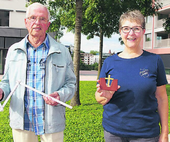 Kreuz und Doppelmeter: «Jesus ist für uns am Kreuz gestorben», sagt Cornelia Strebel. «Dieses Kreuz symbolisiert die Brücke. Jesus ist der Vermittler zwischen den Menschen und Gott. Ohne Jesus kommt der Mensch nicht zu Gott.» Klaus Breidert hält es pragmatisch: «Der Meter ist das wichtigste Werkzeug. Ohne zu messen, kann man nicht planen. So funktioniert Politik. Sie muss massgerecht sein, nicht einfach eine 0815-Lösung.» Foto: Ronny Wittenwiler