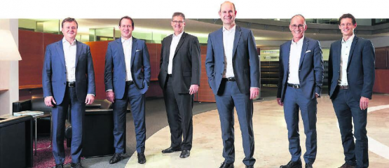Die Geschäftsleitung der Aargauischen Kantonalbank blickt auf ein sehr erfreuliches Geschäftsjahr zurück und will an allen Standorten im Aargau festhalten. Wie Direktionspräsident Dieter Widmer (Dritter von rechts) erklärte, bringt die Integra tion der NAB in die Credit Suisse der AKB neue Kunden. Foto: zVg
